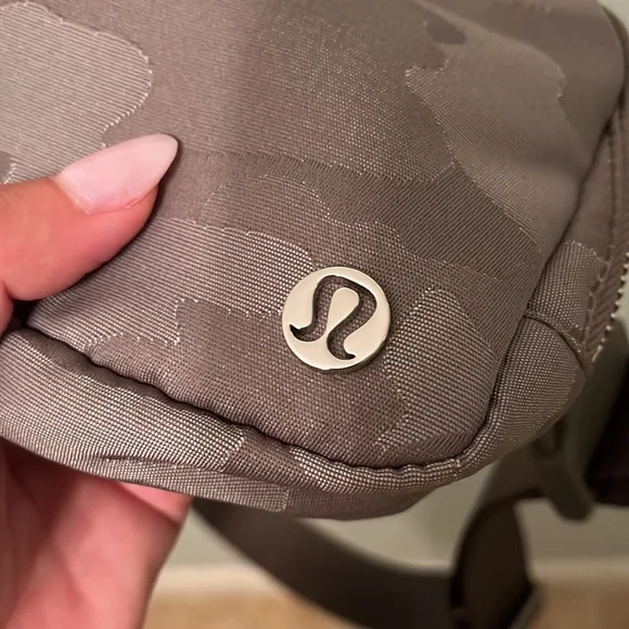 GREY Camo Lululemon Everywhere Belt Bag - Picture 4 of 7